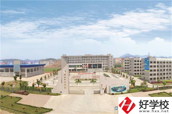 在婁底有開(kāi)設(shè)航空專業(yè)的職校嗎？學(xué)航空專業(yè)有前途嗎？