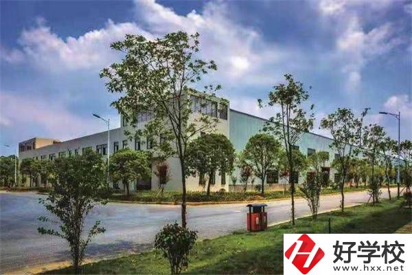 邵陽紡織技工學(xué)校的地址在哪？到校有什么必帶物品？