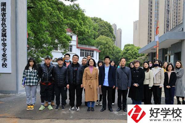 湖南省有色金屬中等專業(yè)學(xué)校的學(xué)費(fèi)大概是多少？