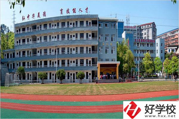 懷化市旅游學(xué)校是公辦的嗎？學(xué)費(fèi)情況怎么樣？