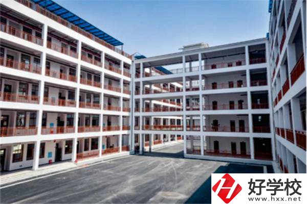 懷化中專學(xué)汽修一年要花多少錢？有哪些中專可以推薦？