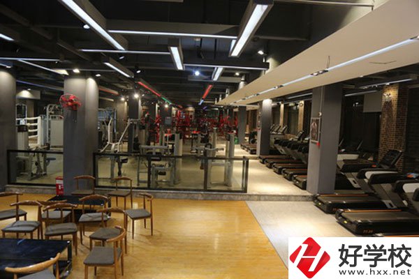 湖南懷化商業(yè)學(xué)校是中專(zhuān)嗎？學(xué)校環(huán)境好不好？