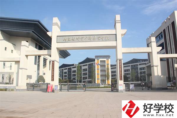 懷化市新晃縣職業(yè)中專的管理怎么樣？嚴格嗎？
