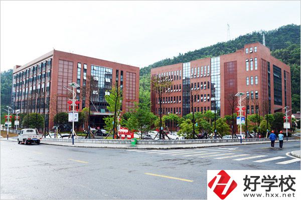 安化縣職業(yè)中專學(xué)校師資怎么樣？環(huán)境好不好？