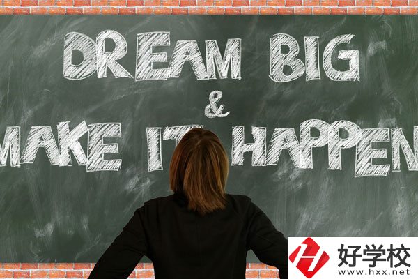 長(zhǎng)沙鐵航職業(yè)中等技術(shù)學(xué)校有哪些專(zhuān)業(yè)？學(xué)費(fèi)貴不貴？
