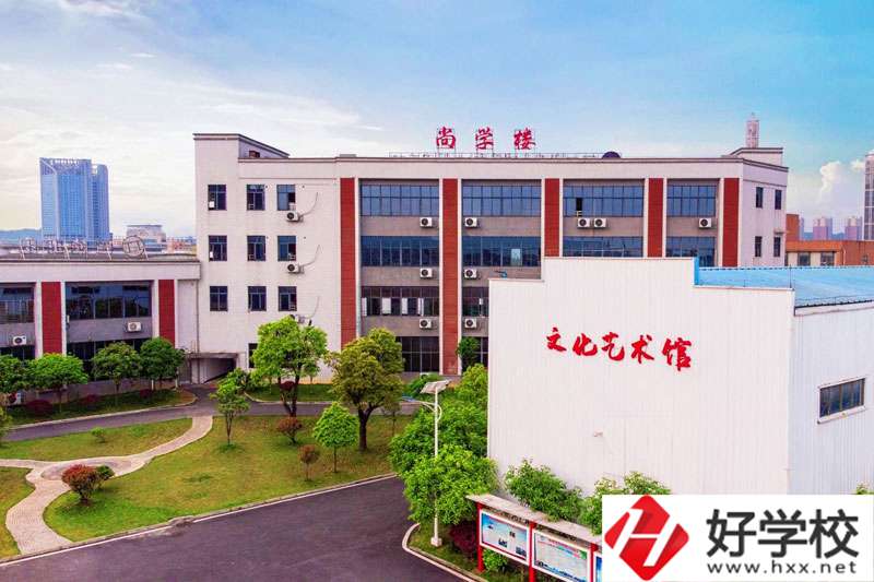 榮豐中等職業(yè)技術(shù)學(xué)校設(shè)施完善嗎？宿舍環(huán)境怎么樣？