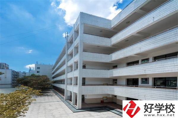 去長沙建筑工程學校的乘車路線是什么？