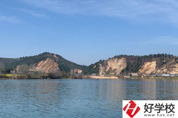 想當(dāng)廚師該選張家界哪所技工學(xué)校？
