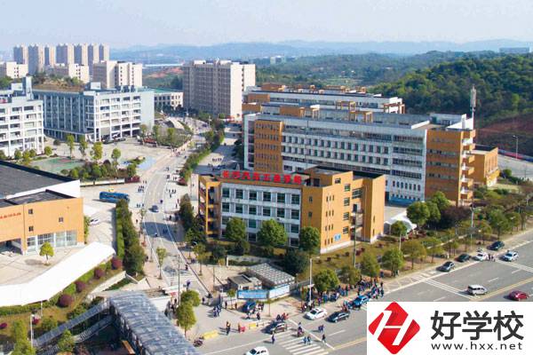 長(zhǎng)沙汽車工業(yè)學(xué)校收費(fèi)水平怎樣，如何收取費(fèi)用？
