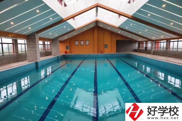 湖南懷化商業(yè)學(xué)校是中專嗎？學(xué)校環(huán)境好不好？