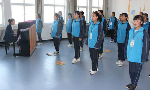 平?jīng)鍪新毥讨行?></center> 
<p><strong>平?jīng)鍪新毥讨行暮喗椋?/strong></p><p>平?jīng)鍪新毥讨行南群螳@得國家、省、市表彰獎勵，被評為“全國職工教育培訓(xùn)示范點(diǎn)"、“全國成人教育先進(jìn)單位”、“甘肅省教育 系統(tǒng)先進(jìn)集體”、“甘肅省模范職工之家”、“全省中等職業(yè)學(xué)校信息化教學(xué)大賽優(yōu)秀組織單位”、“平?jīng)鍪薪逃到y(tǒng)先進(jìn)集體”、“平安校園” 和“黨建綜合示范點(diǎn)”，連續(xù)多年獲縣委、縣政府年度教育工作先進(jìn)集體等獎勵。</p><p>現(xiàn)有教職工84人，其中“雙師型”教師14名?，F(xiàn)有20個教學(xué)班，在校學(xué)生882名，彈性學(xué)籍學(xué)生300名，電大成人本、?？茖W(xué)生230名。開設(shè)旅游服務(wù)與管理、汽車運(yùn)用與維修、護(hù)理、學(xué)前教育等7個專業(yè)，其中電子技術(shù)應(yīng)用和計(jì)算機(jī)應(yīng)用為市級示范性專業(yè)。</p><p>在崇信縣委、縣政府及縣教科局的正確領(lǐng)導(dǎo)和大力支持下，學(xué)校以黨的十九大精神及習(xí)近平新時代中國特色社會主義思想為指導(dǎo)，深入貫徹落實(shí)全國、省、市、縣教育工作會議各項(xiàng)決策部署，以辦人民滿意的教育為宗旨，按照“厚德強(qiáng)能、強(qiáng)化特色、精細(xì)管理、科學(xué)發(fā)展”的辦學(xué)思路，不斷創(chuàng)新辦學(xué)理念，持續(xù)推進(jìn)教學(xué)改革，著力改善辦學(xué)條件，教育規(guī)模、質(zhì)量和效益得到了穩(wěn)步提高。</p><div   id=