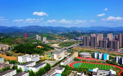 四川信息職業(yè)技術(shù)學(xué)院在哪個(gè)城市？