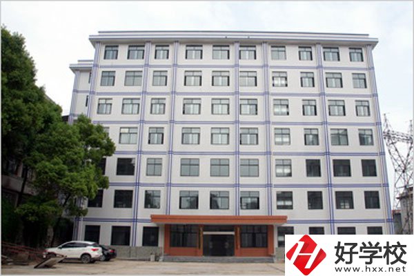 臨湘市職業(yè)中專(zhuān)學(xué)校有些什么專(zhuān)業(yè)？