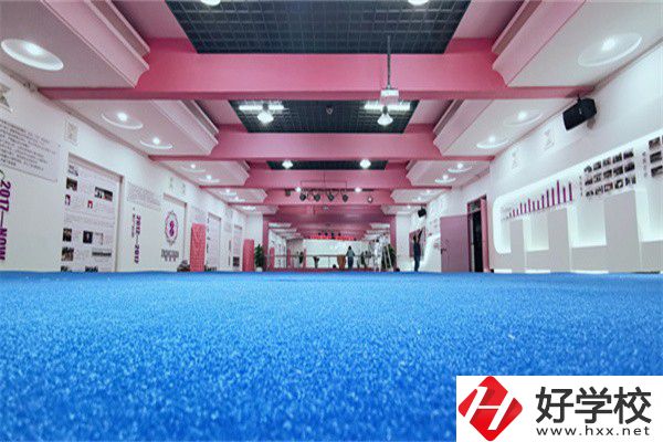 常德中山外語職業(yè)學(xué)校有哪些辦學(xué)特色？學(xué)費(fèi)貴嗎？
