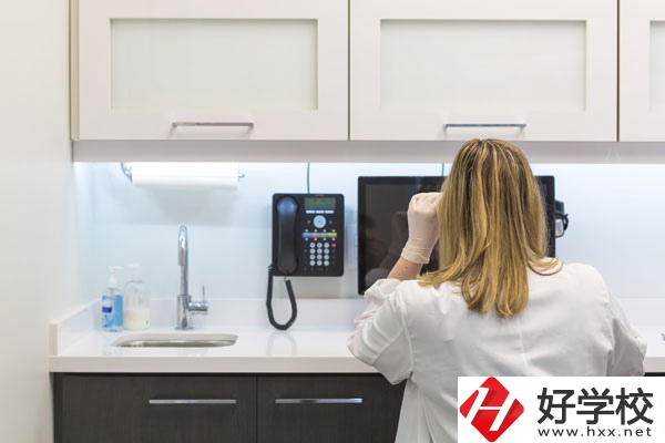 女生在衡陽(yáng)讀衛(wèi)校怎么樣？有前途嗎？