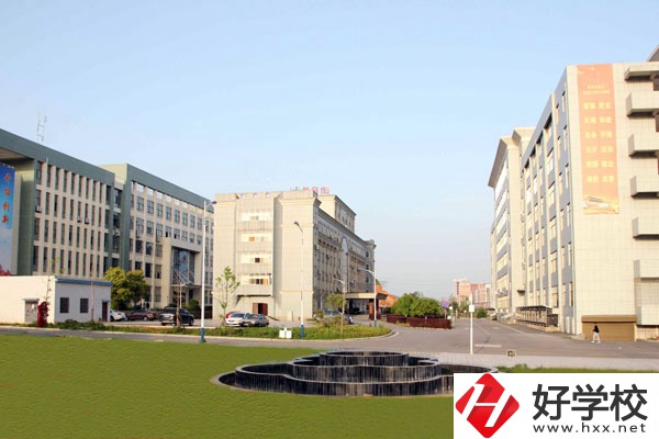 婁底技師學(xué)院有哪些特色專業(yè)？設(shè)施如何？