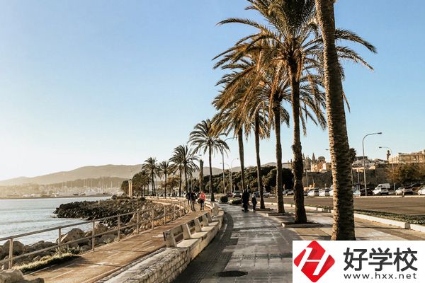 湖南醫(yī)藥職業(yè)中專是公辦還是民辦？可以學(xué)哪些專業(yè)？