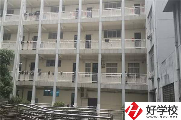張家界有國(guó)家重點(diǎn)的中專學(xué)校嗎？學(xué)費(fèi)要多少？