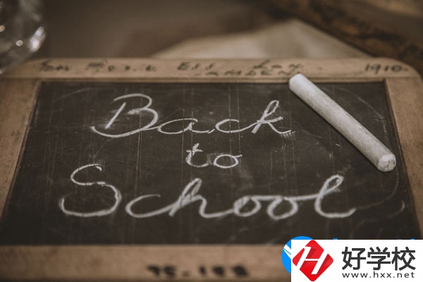 湘潭交通職業(yè)學(xué)校學(xué)費貴不貴，宿舍怎么樣？