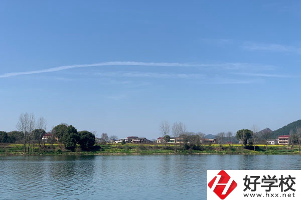 湘西州鳳凰職業(yè)中專是所怎樣的學校？