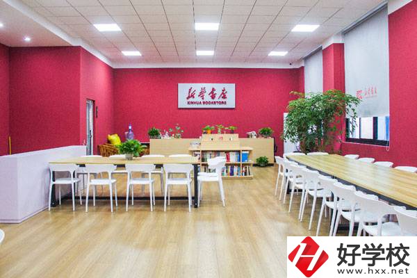 湖南工業(yè)貿(mào)易學(xué)校有哪些熱門專業(yè)，師資力量如何？