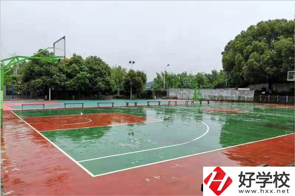 岳陽(yáng)市網(wǎng)絡(luò)工程職業(yè)技術(shù)學(xué)校好不好？學(xué)校環(huán)境怎么樣？