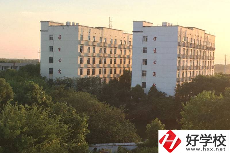 湘潭科旺電腦職業(yè)中專(zhuān)的設(shè)施和管理怎么樣？