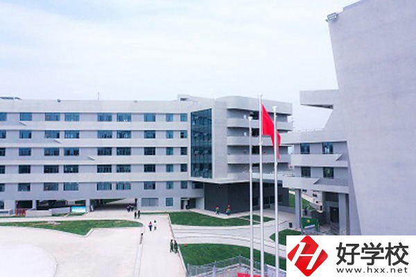 長(zhǎng)沙湘麓醫(yī)藥中專學(xué)校的辦學(xué)條件怎么樣？