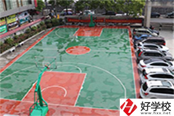 龍山縣技工學(xué)校籃球場(chǎng)