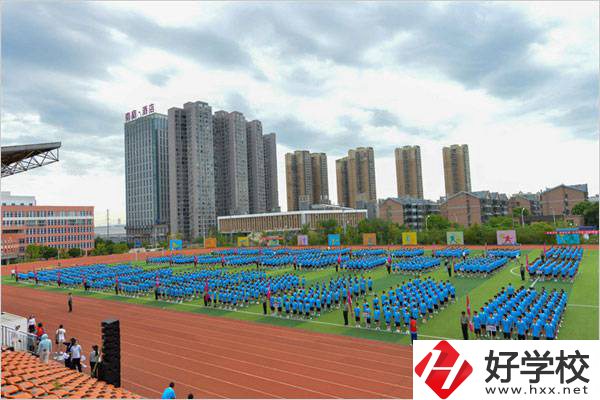 長沙財經(jīng)學校是職高嗎？能不能帶手機？