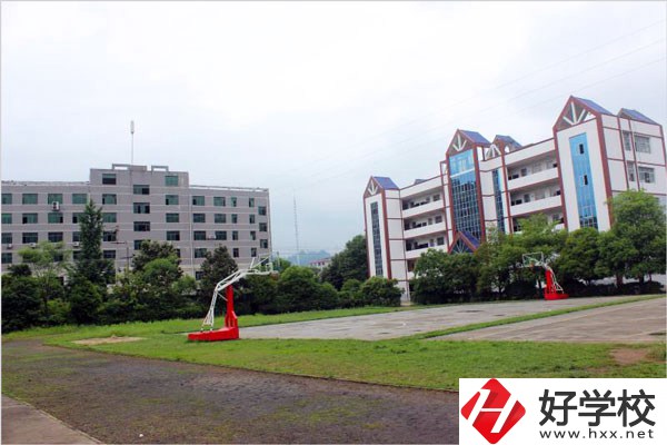 城步苗族自治縣職業(yè)中專學(xué)?；@球場(chǎng)
