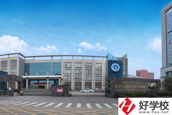 長沙的熱門中職學(xué)校招往屆生嗎？學(xué)校有什么辦學(xué)特色？