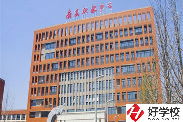 南縣職業(yè)中等專業(yè)學(xué)校大門(mén)