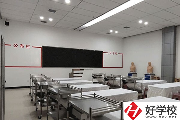 婁底湘中領(lǐng)航鐵路衛(wèi)生職業(yè)學校實訓室
