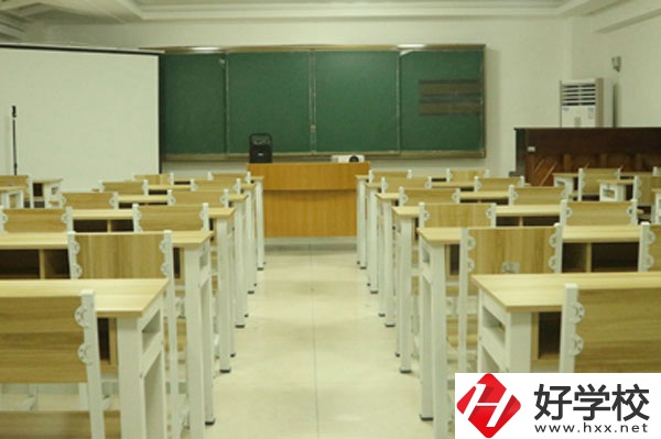 湖南長(zhǎng)沙藝術(shù)學(xué)校的學(xué)費(fèi)是多少？