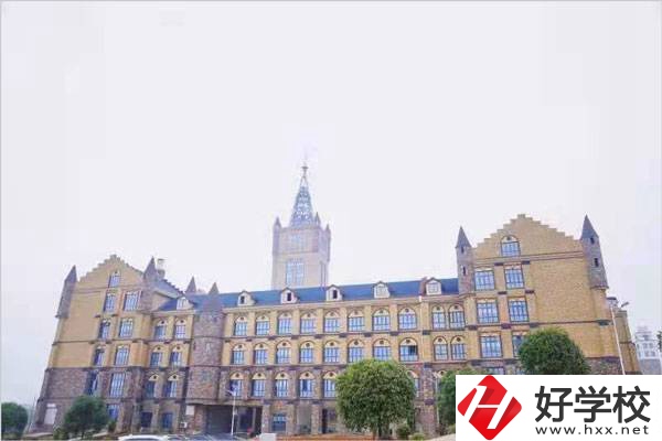 長(zhǎng)沙拔萃中等職業(yè)學(xué)校的學(xué)費(fèi)是多少？