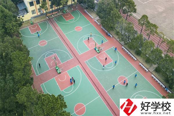 衡陽(yáng)市鐵路運(yùn)輸職業(yè)學(xué)校學(xué)費(fèi)貴嗎？有哪些特色？
