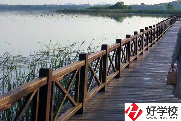 鳳凰縣育英民族學(xué)校怎么樣？有什么特色專業(yè)？