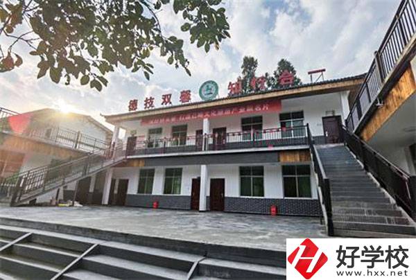 湘西旅游學(xué)校的辦學(xué)特色和宗旨有哪些？