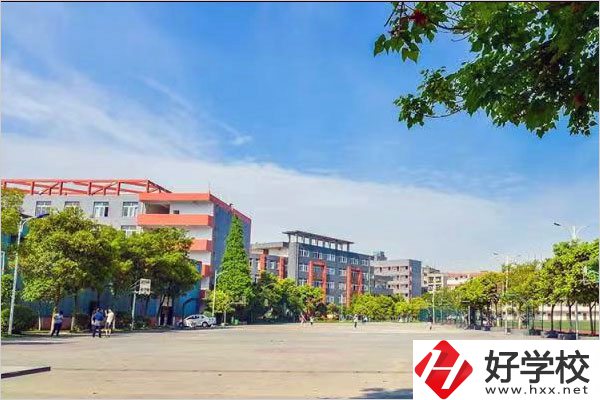 湖南交通高級(jí)技工學(xué)?；@球場(chǎng)