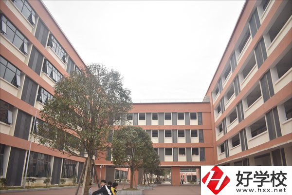 湘西龍山縣第一職業(yè)中學學校怎么樣？環(huán)境如何？