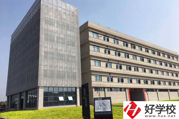 株洲市工業(yè)中等專(zhuān)業(yè)學(xué)校是公立的嗎？一年學(xué)費(fèi)多少？