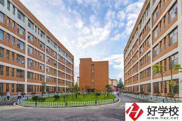 想去婁底新化楚怡工業(yè)學校該怎么走？