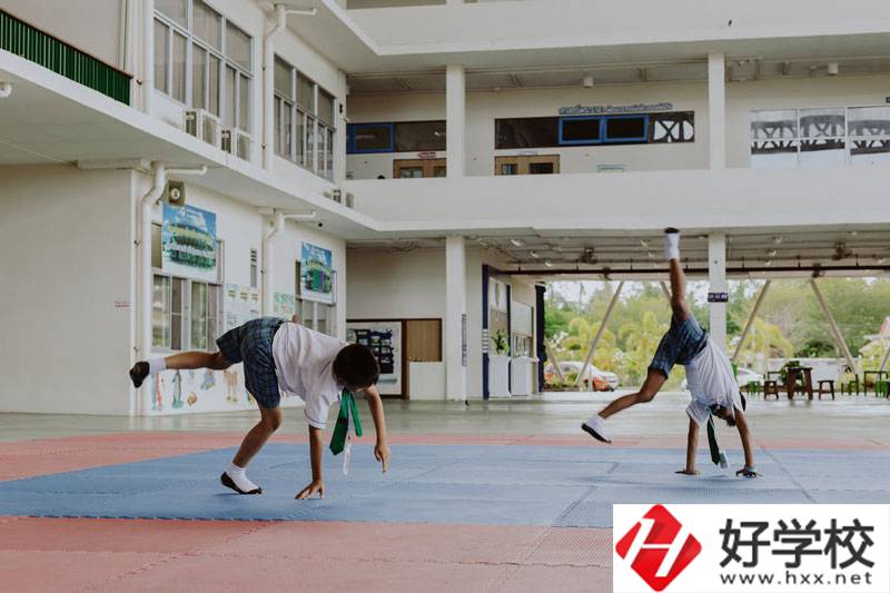 湖南護(hù)理學(xué)校是什么性質(zhì)的學(xué)校？是公辦的嗎？