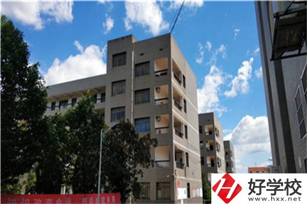 在婁底有開(kāi)設(shè)航空專業(yè)的職校嗎？學(xué)航空專業(yè)有前途嗎？