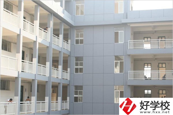 張家界有沒有招往屆生、插班生、轉(zhuǎn)學(xué)生的職校？