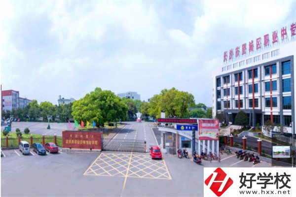 長(zhǎng)沙市望城區(qū)職業(yè)中等專業(yè)學(xué)校收費(fèi)標(biāo)準(zhǔn)如何？