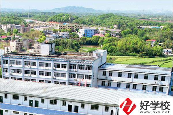 湘潭科技職校的學(xué)費(fèi)是多少？學(xué)校環(huán)境好嗎？