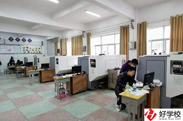 漣源市工貿(mào)職業(yè)中專學(xué)校辦學(xué)條件怎么樣？