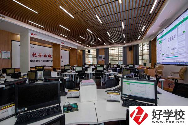 <a  data-cke-saved-href=https://www.shangzhixiao.com/xuexiao/8.html href=https://www.shangzhixiao.com/xuexiao/8.html target=_blank class=infotextkey>長沙財(cái)經(jīng)學(xué)校</a>實(shí)訓(xùn)室